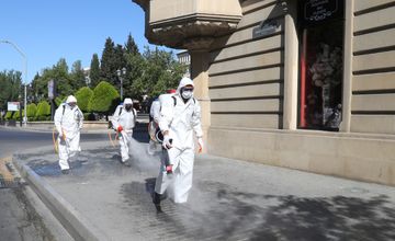 Paytaxt küçələrində gücləndirilmiş dezinfeksiya işləri aparılıb - FOTO