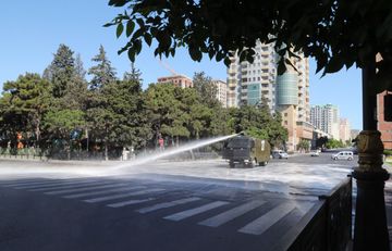 Paytaxt küçələrində gücləndirilmiş dezinfeksiya işləri aparılıb - FOTO