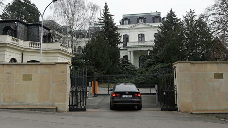 Высланные из Праги российские дипломаты покинули страну