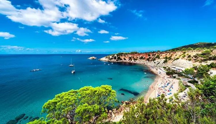 В Испании закрыли пляжи, где туристы не соблюдали социальную дистанцию