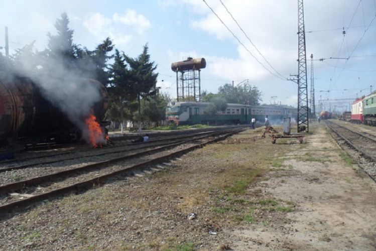 В Баку на территории железнодорожной станции произошел пожар
