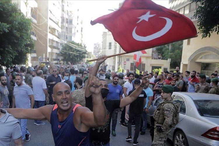 Livanda erməni əsilli teleaparıcının Türkiyəni təhqir etməsi etirazlarla qarşılanıb