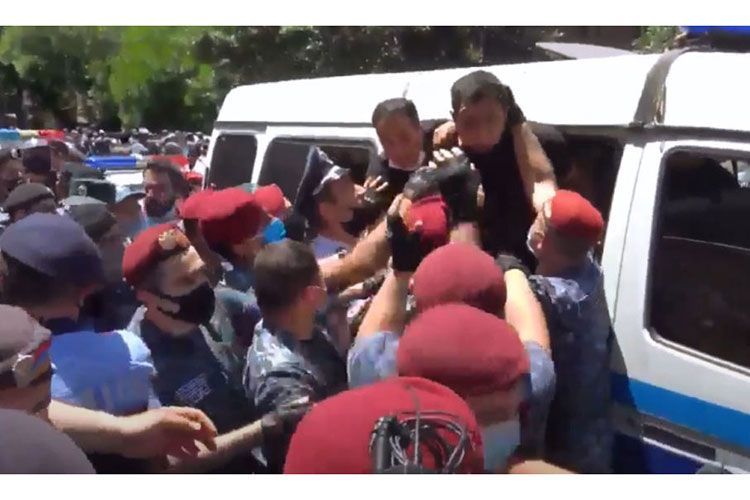 Police apprehend some opposition members of Yerevan municipal council - VIDEO