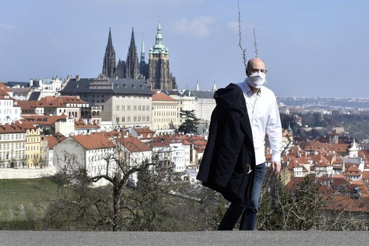 В Чехии отменили ношение масок на улице
