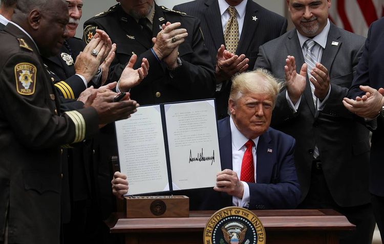 Трамп подписал указ о реформе полиции