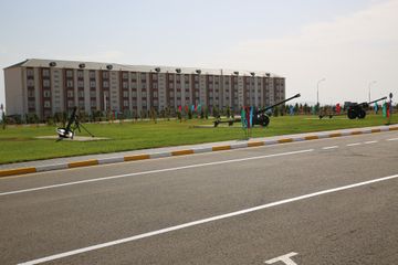 Müdafiə naziri yeni hərbi şəhərcik kompleksinin açılışında iştirak edib