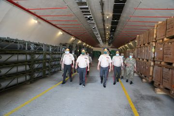 Müdafiə naziri yeni hərbi şəhərcik kompleksinin açılışında iştirak edib