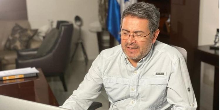 Президента Гондураса госпитализировали с коронавирусом и пневмонией