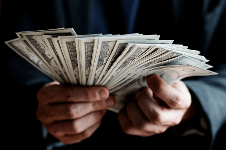 Среднемесячная зарплата финансистов в Азербайджане превысила 2 000 манатов