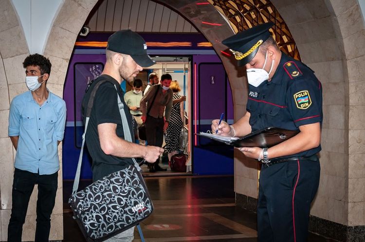 Bakı metrosunda maska taxmayanlar cərimələnib - FOTO