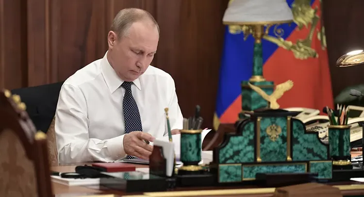 Putin shows Russian journalists his "secret room"