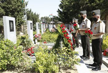 Müdafiə Nazirliyinin nümayəndə heyəti Milli Qəhrəman Mübariz İbrahimovun məzarını ziyarət edib