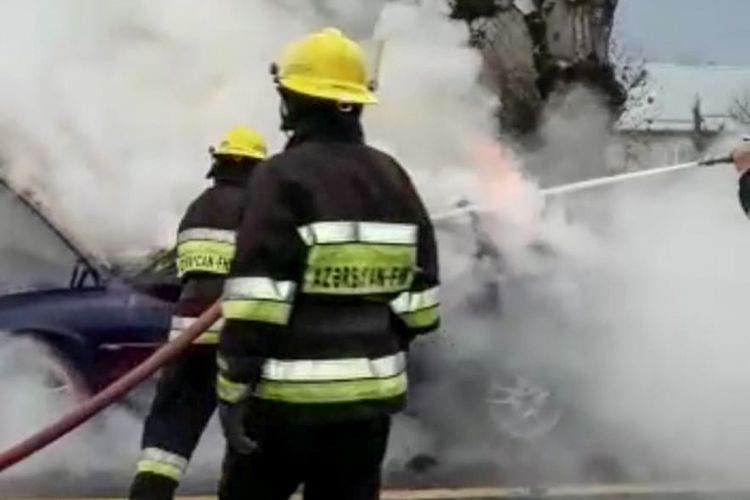 В Баку сгорел гараж вместе с автомобилем