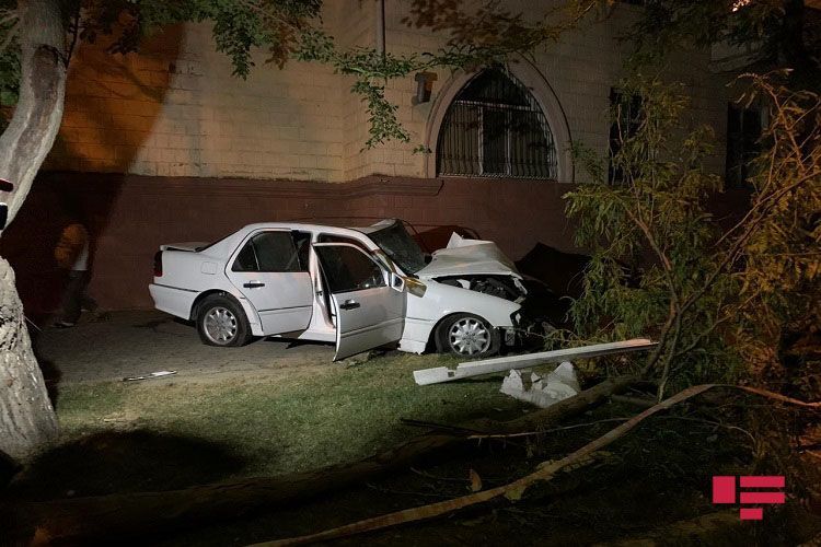 В Баку автомобиль врезался в деревья, водитель серьезно пострадал  - ФОТО