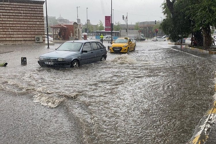 İstanbulda sel nəticəsində 8 nəfər xəsarət alıb