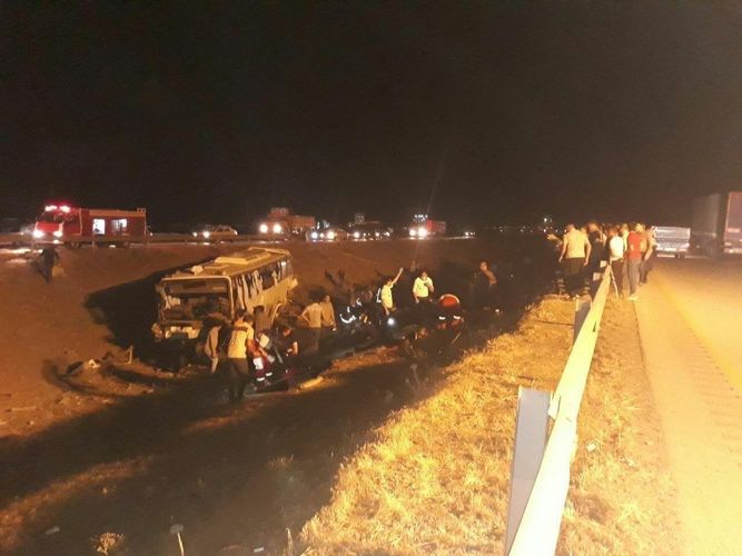 İranda avtobus dərəyə aşıb, bir nəfər ölüb, 32 nəfər yaralanıb 