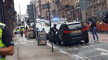 Şotlandiyada küçədə vətəndaşlara hücum edilib, 3 nəfər ölüb