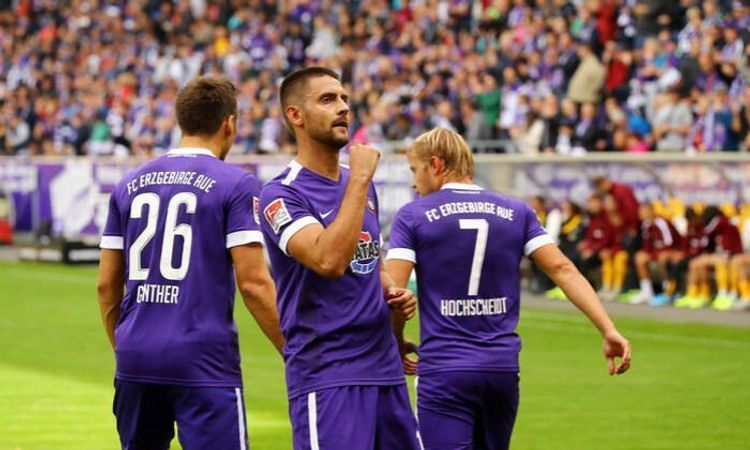 Azərbaycan millisinin futbolçusu Almaniyada rekordlarını yeniləyib