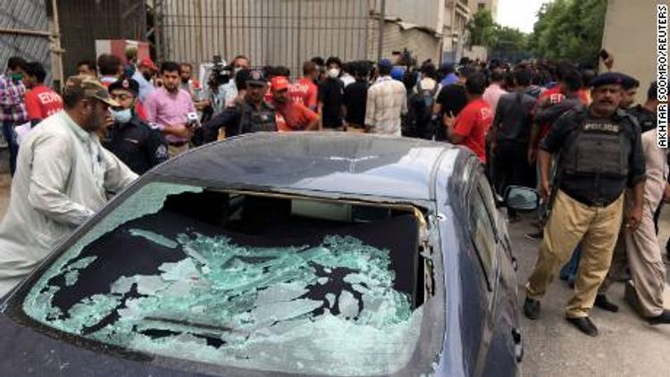 Gunmen attack Pakistani stock exchange, six killed