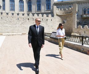 Prezident İlham Əliyev və Mehriban Əliyeva İçərişəhərdə bərpa-konservasiya işləri ilə tanış olublar - YENİLƏNİB