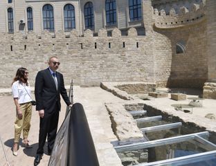 Prezident İlham Əliyev və Mehriban Əliyeva İçərişəhərdə bərpa-konservasiya işləri ilə tanış olublar - YENİLƏNİB