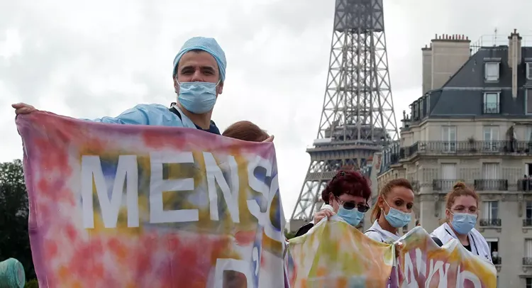 Health workers protest in Paris for better working conditions