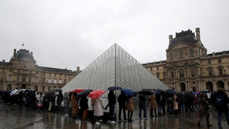 Louvre museum closed again as workers fret over coronavirus