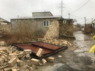 Bakıda güclü külək qaz xətlərinin zədələnməsinə səbəb olub - FOTO