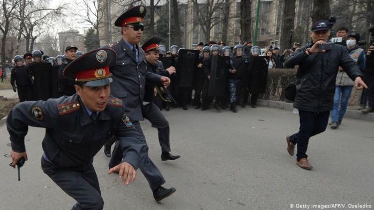 Во время разгона митинга в столице Кыргызстана пострадали 18 милиционеров