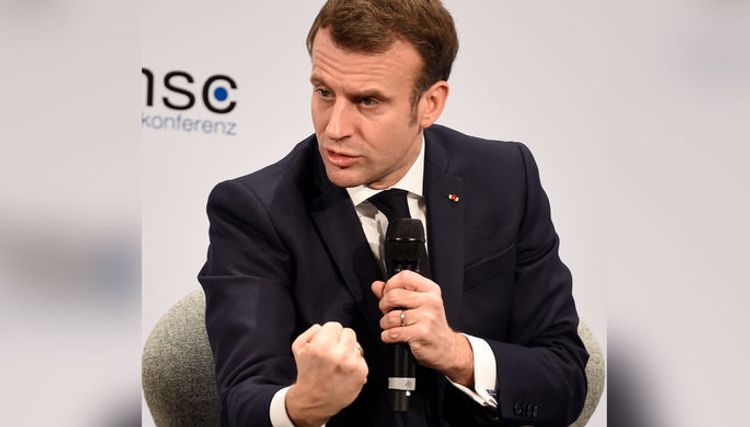 Президент Франции прекратил пожимать людям руки из-за коронавируса