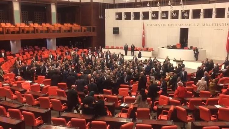 Депутаты подрались в парламенте Турции