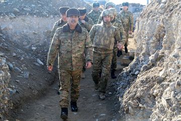 Müdafiə naziri ön xətdə xidmət edən hərbi qulluqçularla görüşüb - VİDEO