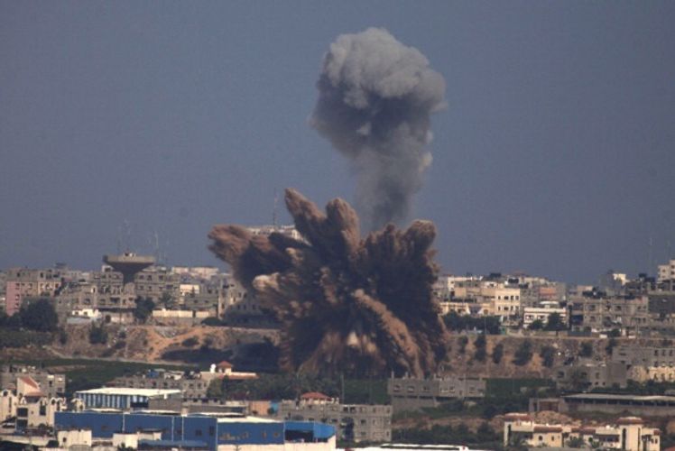 Не менее девяти человек погибли при взрыве и пожаре в лагере палестинцев в Газе