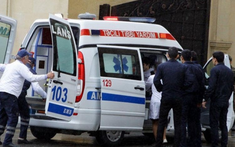 В Баку автомобиль сбил 3 членов одной семьи