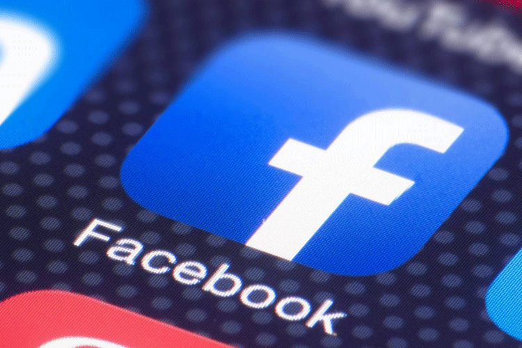 Facebook ввела запрет на рекламу медицинских масок