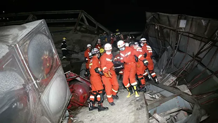 В Китае спасатели вытащили 50 человек из-под рухнувшего отеля - ОБНОВЛЕНО