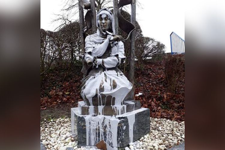 Во время визита Пашиняна в Бельгию был осквернен памятник Натаван, возбуждено уголовное дело  - ФОТО