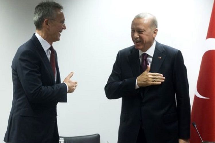 Чавушоглу: В мире начали использовать способ приветствия, которым воспользовался Эрдоган в Брюсселе