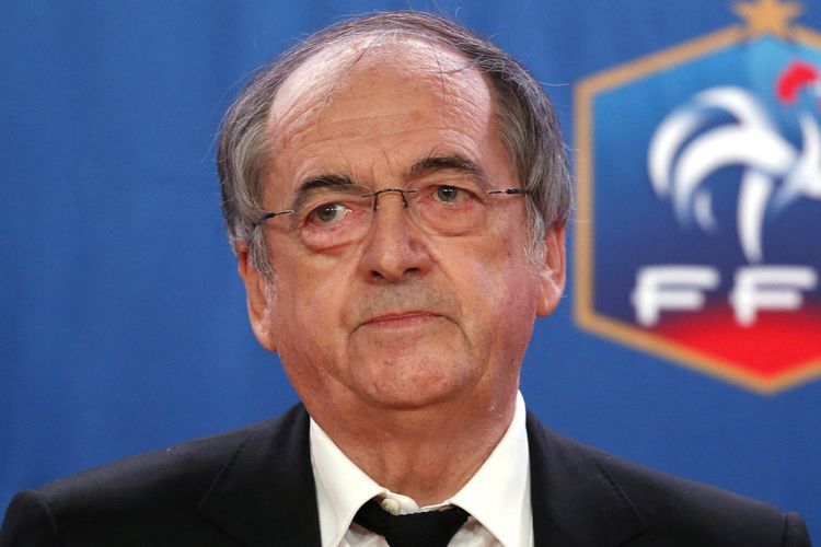 France suspends all football activity