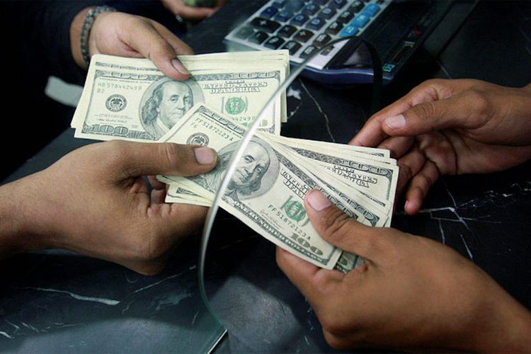 Банки в Азербайджане за последние 4 дня закупили валюту на сумму 1 млрд долларов США