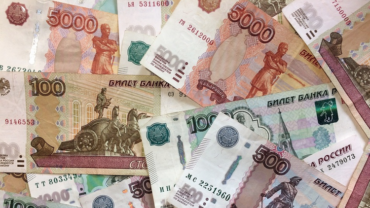 Население Азербайджана стало меньше покупать российской валюты