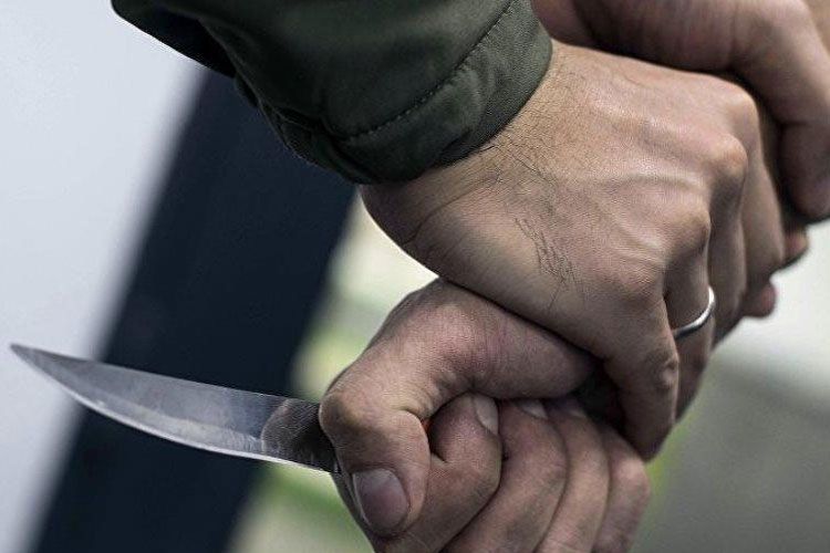 В Баку молодой мужчина получил ножевое ранение