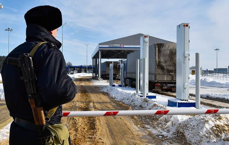 Russia closes border with Belarus