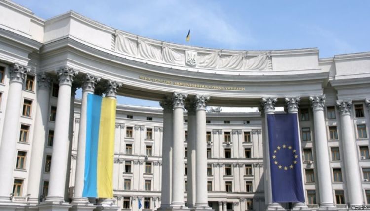 Ukraine temporarily stops issuing visas