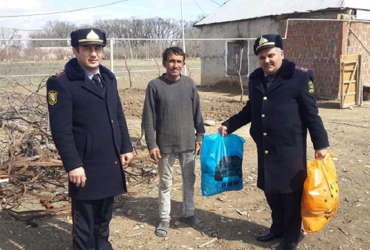 Samuxda polis şəhid ailələrinə bayram sovqatı paylayıb - FOTO