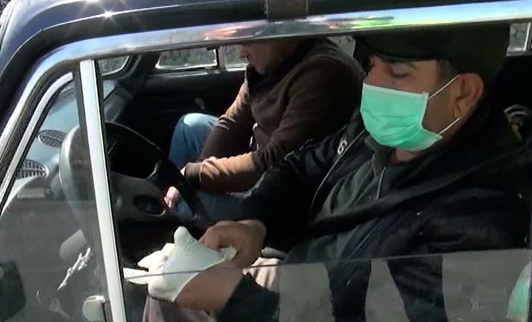 Yol polisi sürücülərə spirt, maska və əlcək paylayıb - FOTO