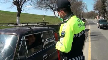 Yol polisi sürücülərə spirt, maska və əlcək paylayıb - FOTO
