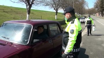 Yol polisi sürücülərə spirt, maska və əlcək paylayıb - FOTO