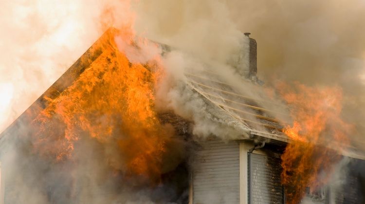 В России при пожаре в частном доме погибли семь человек
