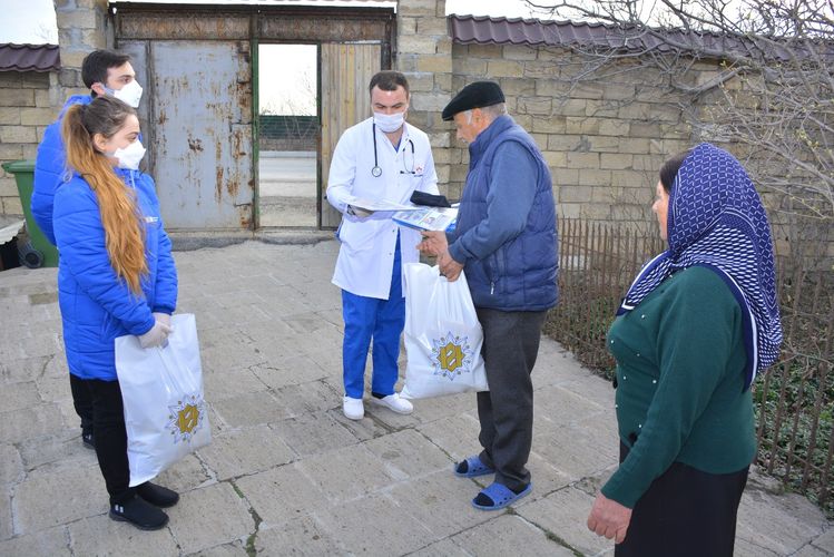 Heydər Əliyev Fondu tənha yaşayan yaşlı insanlara yardım edib - FOTO